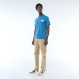 Remera azul de manga corta, con cuello redondo y estampado pequeño en el pecho con la inscripción "Golden Peel California".