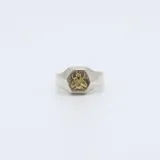 Anillo tipo sello de plata 925 con aplique central de abeja en oro 9k sobre base texturizada.