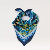 Pañuelo cuadrado de seda con estampado abstracto en tonos azul, amarillo y naranja.