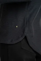 Sweater de manga larga, color blanco, con textura acanalada horizontal y cuello redondo. Presenta un calce holgado y puños anchos.