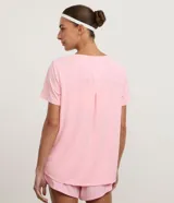 Remera deportiva de manga corta con cuello redondo, confeccionada en poliamida y elastano. Presenta un diseño liso con detalle de recorte en la espalda.