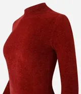Blusa de manga larga confeccionada en tejido de chenille, con cuello alto y ajuste al cuerpo.