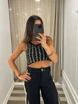 Top corto tejido a mano, color negro y beige, con tirantes finos y diseño de costura en zigzag.