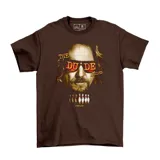 Remera de algodón color marrón con estampa frontal inspirada en la película El Gran Lebowski, que incluye el rostro del personaje, la frase The Dude Abides y bolos de bowling.
