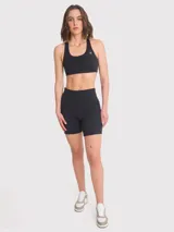 Calza corta deportiva de tiro alto, con bolsillos laterales y banda de silicona para mayor sujeción.