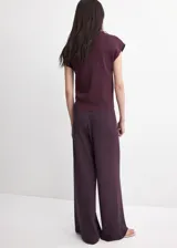 Pantalón de punto fino color bordó, de diseño recto y largo, con talle medio y detalle de pinzas.
