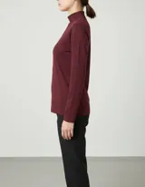Polera de manga larga en tejido de lanilla, con cuello alto y ajuste al cuerpo.
