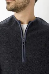 Sweater de polar negro con medio cierre y detalles en azul en mangas y cuello.