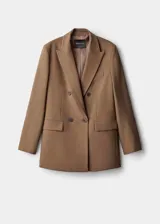 Blazer de corte recto y diseño estructurado, confeccionado en tejido mezcla de lana color marrón. Presenta cierre de doble botonadura, cuello con solapas de muesca, bolsillos de solapa en el frente y bolsillo de ribete en el pecho. Incluye forro interior y mangas largas con puños abotonados.