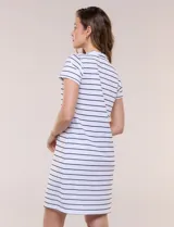 Vestido corto de corte recto y diseño a rayas horizontales, con escote tipo polo con cierre frontal parcial y mangas cortas.