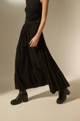 Falda larga de corte amplio con diseño de frunces horizontales y caída fluida.