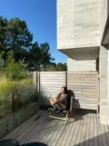 Camisa marrón con estampado animal print, de corte clásico y mangas largas.