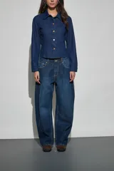 Jean de corte wide leg en color azul oscuro, con diseño de costuras laterales marcadas y tiro medio.