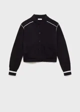 Chaqueta estilo bomber de tejido de punto en color negro, con cuello redondo, cierre frontal de botones y detalles de rayas blancas en contraste en los hombros y puños.