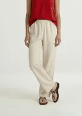 Pantalón recto de mujer en color beige, con cintura elástica y bolsillos frontales aplicados.