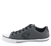 Championes urbanos Converse Star Player OX, color gris con detalles en negro y suela blanca. Presentan el logo de la estrella en el lateral y cordones negros con pintitas blancas.
