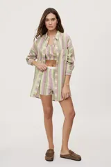 Short a rayas verticales en tonos verde, lila, amarillo y marrón, con tiro medio, cintura elástica en contraste y bolsillos laterales, de calce relajado.