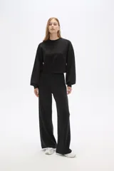 Pantalon de vestir negro de corte recto y tiro alto, confeccionado en poliester con detalle de pinzas frontales.