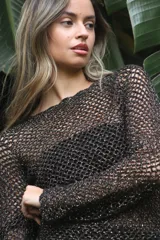 Top tejido a mano con hilado de algodón y lurex, color negro.