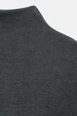 Camiseta de corte slim fit, color negro, con cuello subido y manga corta.