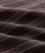 Bermuda masculina de corte recto confeccionada en tejido jacquard con textura y estampado de rayas verticales en tonos marrones. Cuenta con cintura elástica con cordón ajustable y bolsillos laterales.