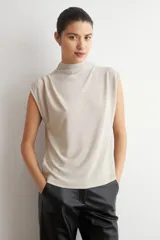 Blusa de lurex negra sin mangas, con cuello alto drapeado y detalle de pliegues frontales.