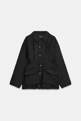 Chaqueta ZW Collection de color negro, con cuello solapa, manga larga y bolsillos delanteros de plastrón con solapa. Presenta cierre frontal con botones y bajo recto.