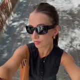 Gafas de sol con montura rectangular negra y lentes polarizadas negras. Diseño robusto de estilo retro con protección UV400.