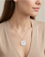 Collar de plata 925 con dije circular que presenta un diseño grabado de árbol de la vida adornado con pequeñas circonias.