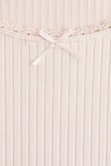 Remera corta de punto acanalado color rosado, con mangas largas, escote cuadrado ribeteado en encaje y una moña de satén en el centro.