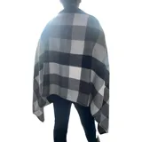 Bufanda rectangular de tejido afelpado con diseño de cuadros en tonos rosado, gris y beige. Presenta terminaciones con flecos en los extremos.