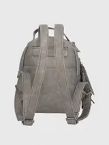 Mochila pequeña de ecocuero metalizado en tono gris. Cuenta con un compartimento principal con cierre, bolsillo frontal con cierre, bolsillo trasero y un llavero decorativo con flecos en el lateral. Incluye placa metálica con el logo de la marca en la parte inferior frontal.
