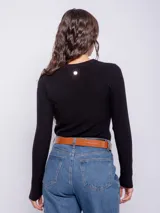 Sweater negro de tejido de punto con cuello redondo y diseño de vainillas en el dorso y mangas.