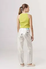Blusa tejida color verde lima, sin mangas y con cuello halter.