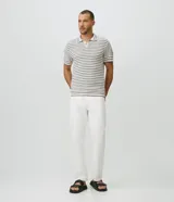Camisa polo de punto para hombre, con diseño a rayas horizontales, cuello camisero, manga corta y cierre frontal parcial con botones.
