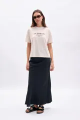 Pollera larga de corte evasé en color negro, confeccionada en tela liviana con caída fluida.