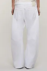 Pantalón de denim blanco de tiro bajo con silueta barrel de amplio volumen en las piernas, confeccionado en algodón.