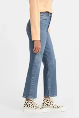 Pantalón de jean azul de tiro alto, corte recto y largo al tobillo.