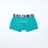 Pack de tres boxers de niño, uno liso color violeta, uno liso color turquesa y uno negro con estampado de circuitos y consolas de videojuegos.