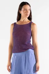 Musculosa de tejido en canalé con hilos metalizados Lurex en tonos azul y rojo, de escote bote y calce cómodo.