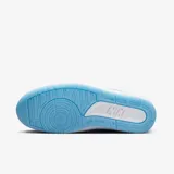 Championes Air Jordan 2 en colaboración con J Balvin, de caña alta en color celeste. Presentan paneles acolchados tipo puffer con diseño cuadriculado, gráficos de nubes en el talón, costuras en varios colores y suela translúcida.