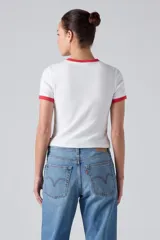 Remera corta de corte ajustado, color blanco con cuello redondo y ribetes en las mangas de color rojo. Cuenta con estampa frontal con la frase "Love In Levi's" en tono rojo.