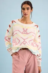 Buzo oversize de punto color marfil con diseño geométrico jacquard en tonos rosado, amarillo, celeste y marrón. Cuenta con cuello redondo y mangas largas.
