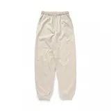 Pantalón de jogging color crema, con cintura elástica ajustable con cordón, bolsillos laterales y logo bordado en la pierna izquierda.
