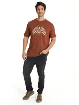 Remera Caterpillar de manga corta y cuello redondo, color marrón terracota, con gráfico estampado en el pecho inspirado en el legado de la marca.