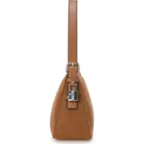 Bolso de hombro tipo baguette de Guess, color marrón camel, con acabado tipo gamuza y correa delgada ajustable. Presenta el logo metálico de la marca en el centro.