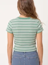 Remera corta de manga corta con diseño de rayas horizontales en tonos verdes y blancos, confeccionada en tejido de canalé con cuello redondo.
