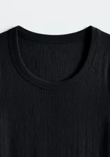 Camiseta de manga larga con cuello redondo, confeccionada en tejido acanalado de textura suave y elástica.