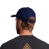 Gorra Roark modelo Nomad, color azul marino, con visera curva y parche circular frontal con logo bordado.