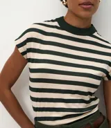 Remera de punto con diseño de rayas horizontales, cuello alto acanalado y mangas cortas sin sisa marcada. Confeccionada en una mezcla de viscosa, poliéster y elastano, presenta una textura suave y estructura ligera.